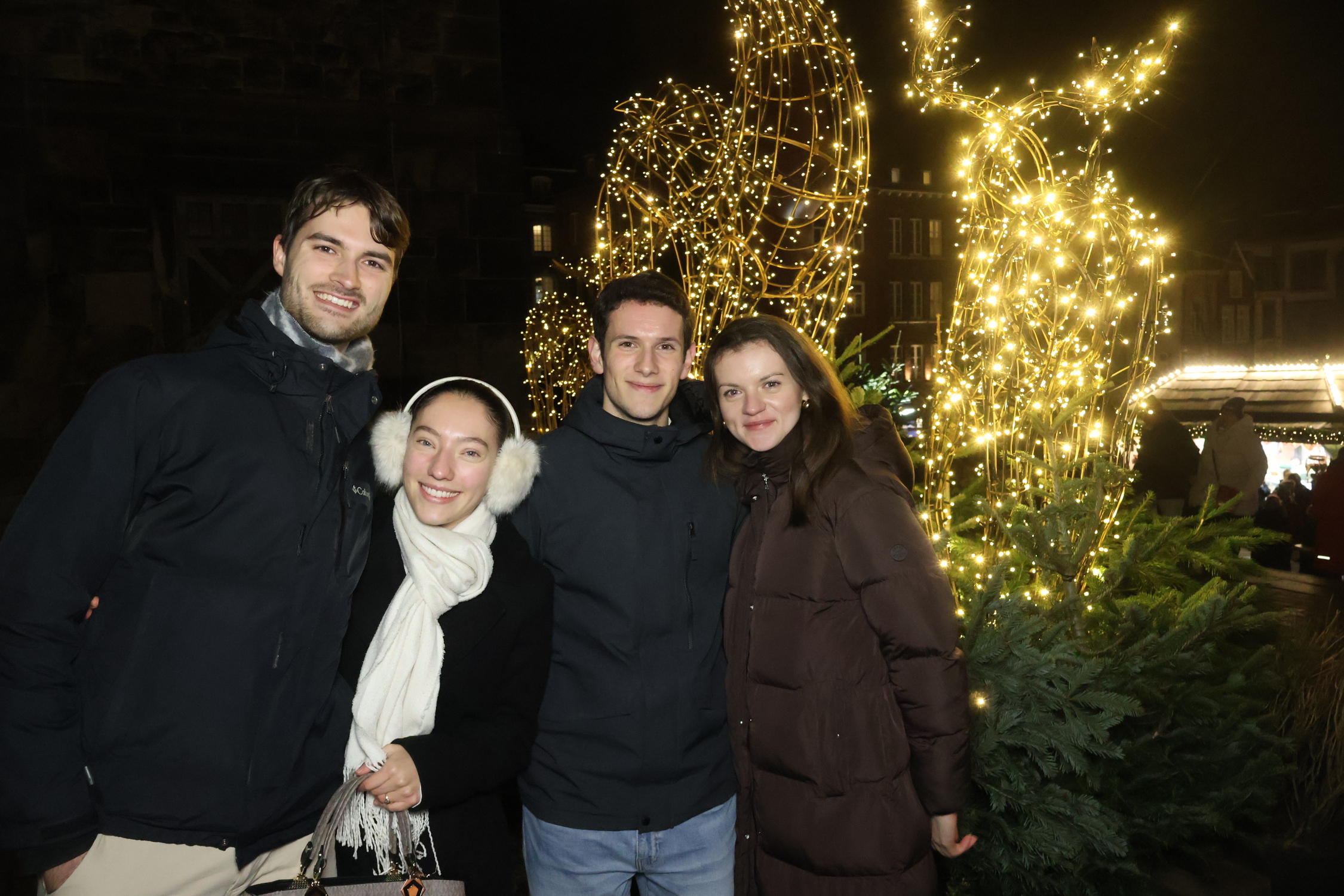 Foto aus unserem Photo Point Fotoautomat Fotobox auf dem Aachener Weihnachtsmarkt Attraktion Ausstellung im Dunkeln bei Nacht