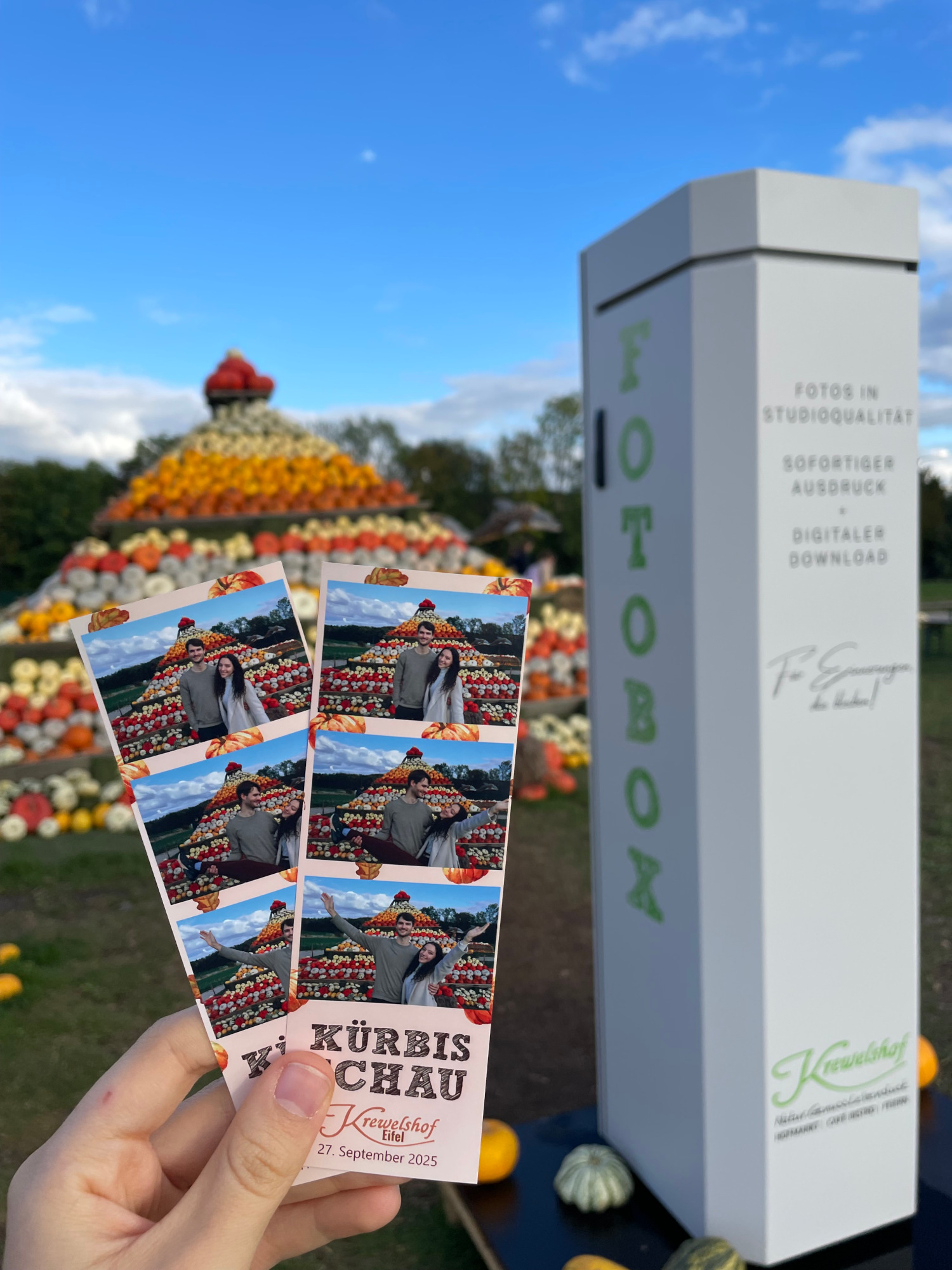 Photo Point Fotoautomat Fotobox im Außenbereich Outdoor in Aktion auf einem Erlebnisbauernhof Freizeiteinrichtung Freizeitangebot Unternehmen