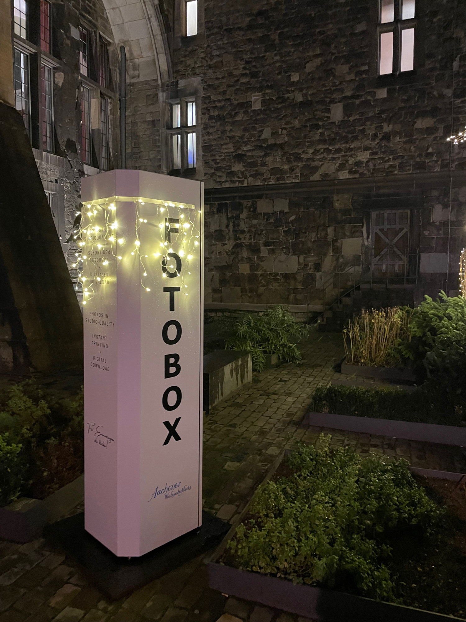 Photo Point Fotoautomat Fotobox im Außenbereich Outdoor in Aktion auf dem Aachener Weihnachtsmarkt Attraktion Ausstellung im Dunkeln bei Nacht