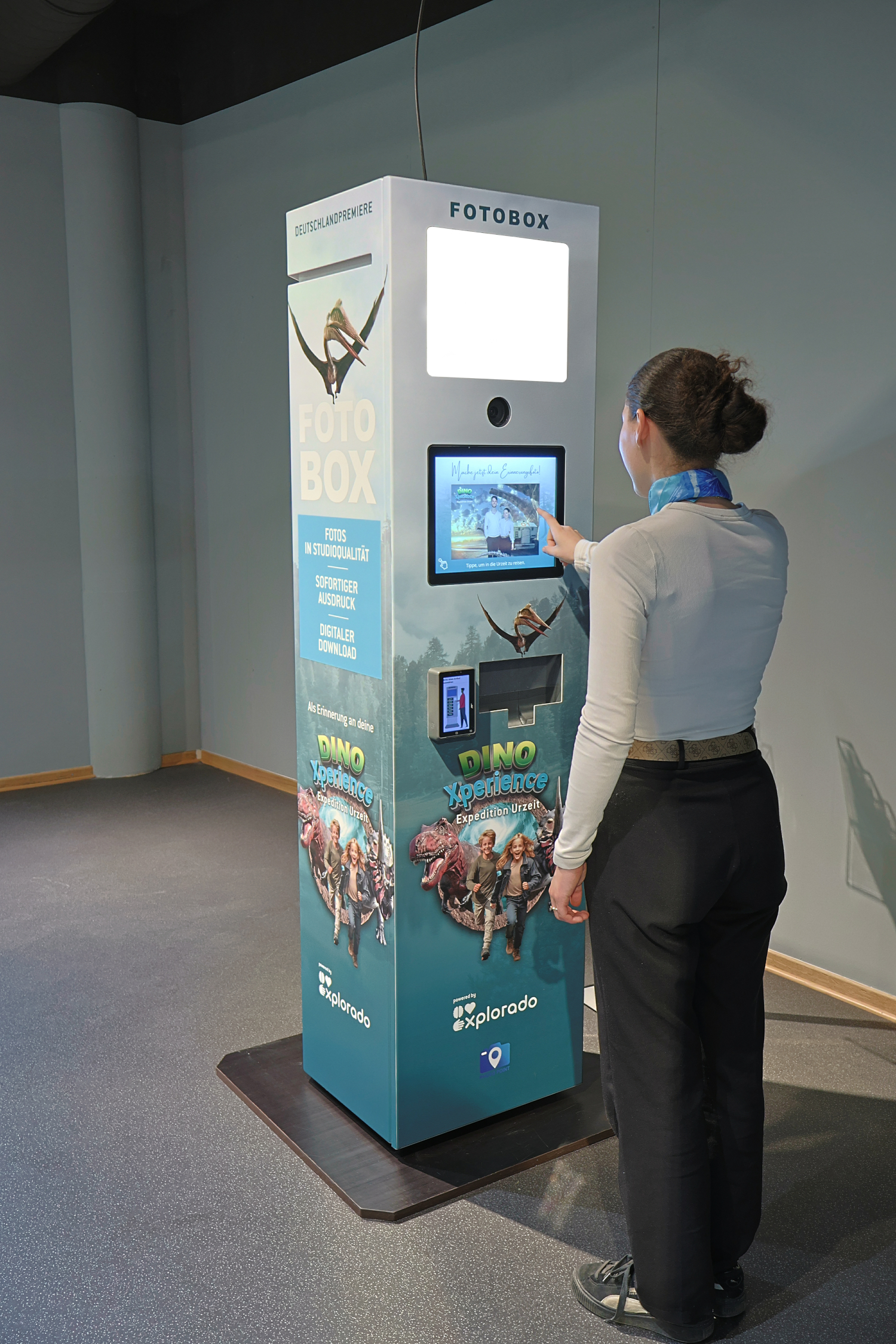 Photo Point Fotoautomat Fotobox im Innenbereich Indoor in Aktion in der DinoXperience Freizeiteinrichtung Freizeitangebot Unternehmen
